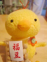 福豆を手にしたピヨッコ