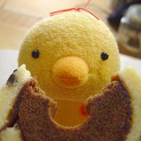 バームクーヘンを食べるピヨッコ