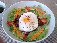 温泉たまごのせジャージャーごはん