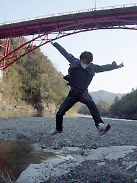 川を飛ぶ青年