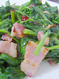 ほうれん草とベーコンのニンニク炒め