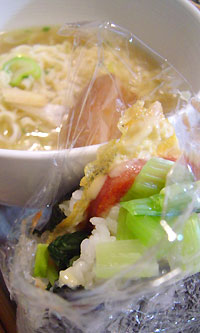 スパムにぎりとインスタント沖縄そば