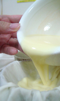大豆の汁をこす