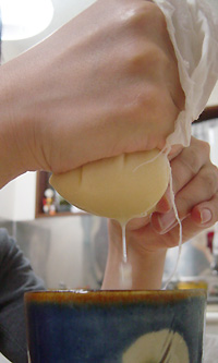 大豆の汁をしぼる
