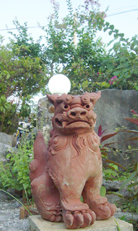 実家の庭にいるシーサー