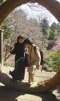 茅の輪をくぐる丑女