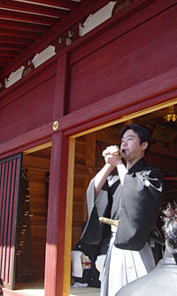 ボラを吹く男性