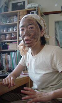 土パックをするコトリちゃん