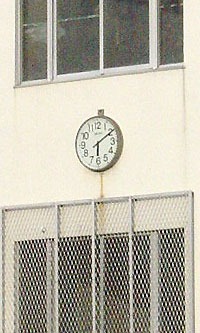 時計は午前6時10分