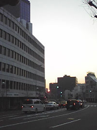 ビルの間を沈む夕日1