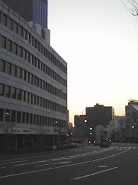 ビルの間を沈む夕日2