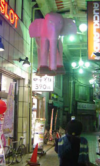 西荻窪で飛ぶ象