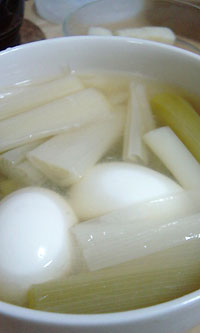 ゆで卵とネギのコンソメ煮