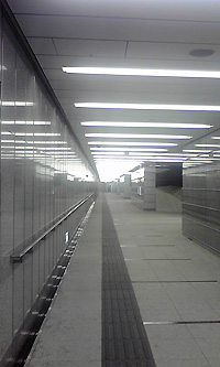 都庁付近の地下道