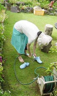 サンダルを洗うコトリちゃん