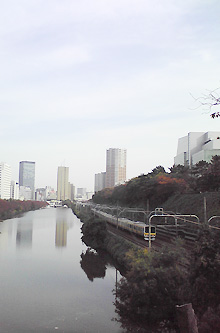 お堀とJR中央線