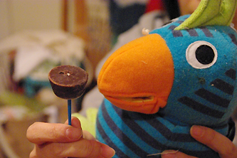 ピノを食べるコトりちゃん