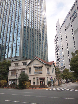 高層ビルのそばにある家