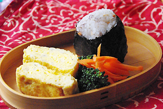 おにぎりと玉子焼き