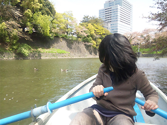 ボートをこぐコトリちゃん