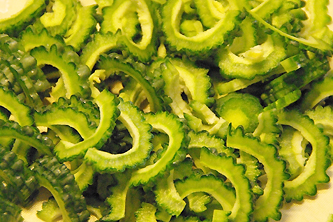 まな板の上のゴーヤーたち